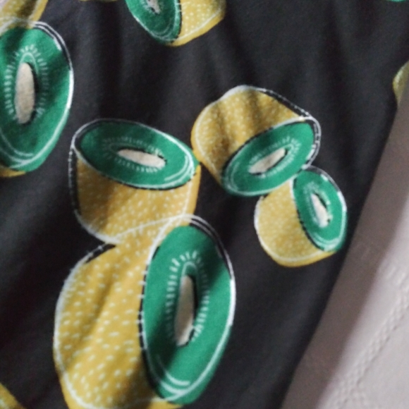 Women's kiwi LulaRoe kiwi fruit leggings one size - Picture 2 of 3